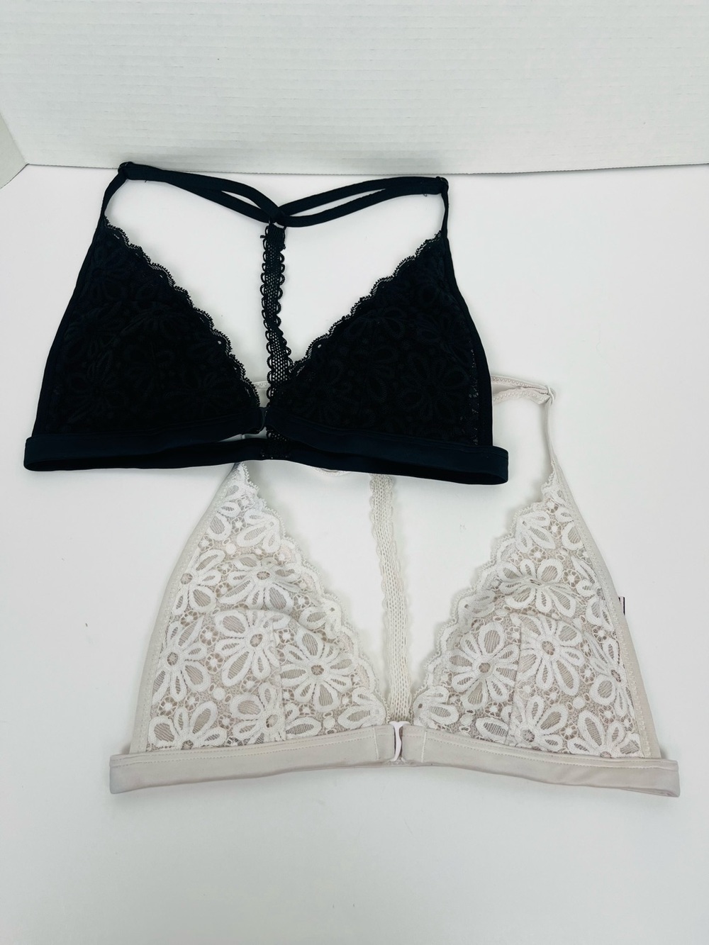 Bundle of 2 Victoria’s Secret black & off white lace front close bralettes, XS.